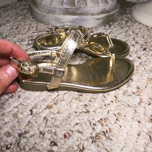 Michael Kors Toddler Girl's Gold Metallic MK Charm Thong Back Strap Sandals - Picture 2 of 9